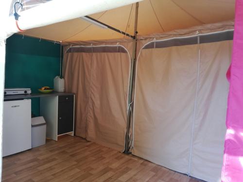 Camping Audinac les Bains - Bungalow canvas TRIGANO - Photo 3