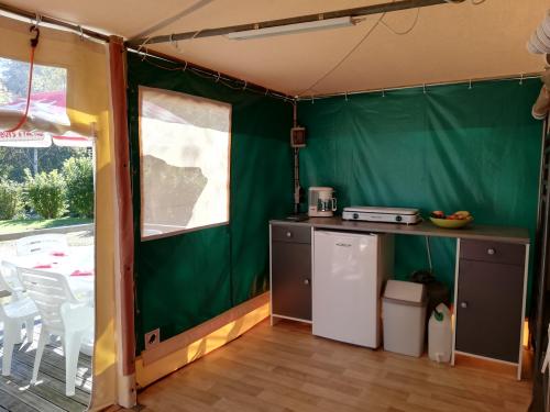 Camping Audinac les Bains - Bungalow canvas TRIGANO - Photo 4