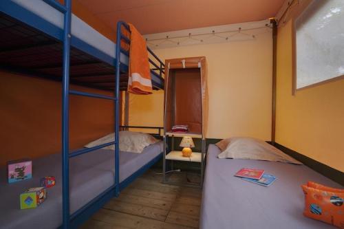 Flower Camping Les Granges - Bungalow Eco 25 m² (2 bedrooms) - terrace - Photo 3