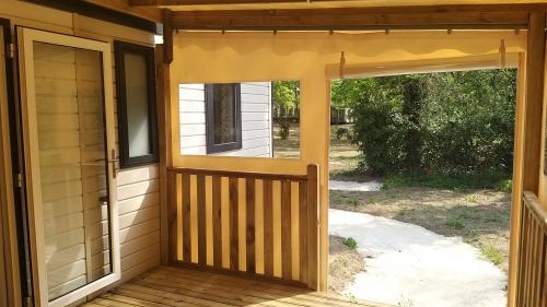 Camping Les Acacias - Mobil-Home 4 chambres 40m² - 2 Salles de Bain avec terrasses intégrées - 8 personnes - Photo 2