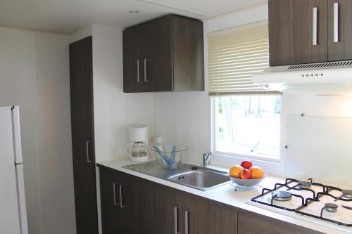 Camping Les Acacias - Mobil-home 2 bedrooms 32m² + terrace 8 m² - Photo 2