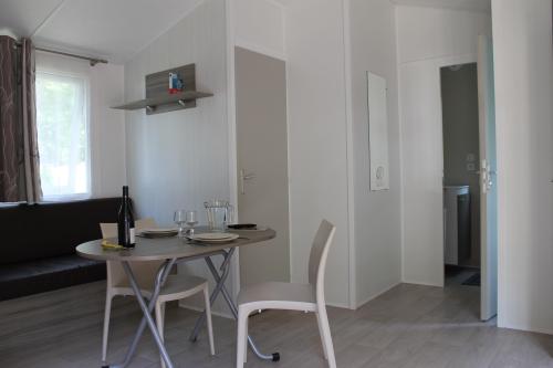 Camping Les Acacias - Mobil-home 2 bedrooms 32m² + terrace 8 m² - Photo 8