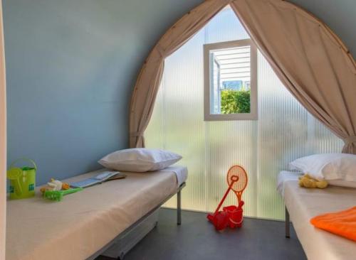 Flower Camping Les Étangs Mina*** - Coco sweet 17 m² (2 rooms) + terrace (without toilet blocks) side camping - Photo 3
