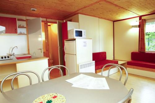 Camping du Chêne Vert - Bungalow Castelnau de Montmiral 38,50m² sheltered terrace 2 bedrooms - Photo 4