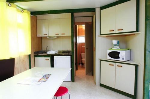 Camping du Chêne Vert - Bungalow Cordes sur Ciel 39m² sheltered terrace 2 bedrooms - Photo 3