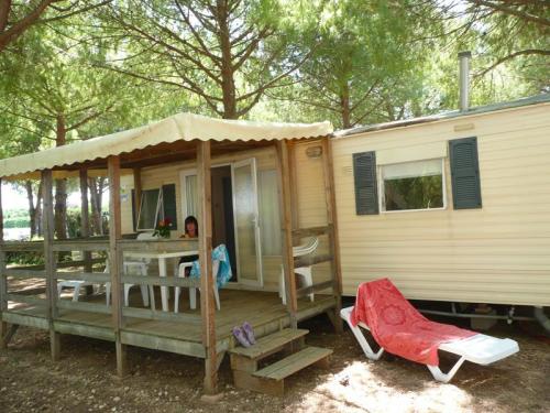 Camping du Chêne Vert - Mobile home Rétro 38m² sheltered terrace 2 bedrooms - Photo 2