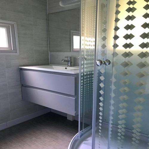 Camping du Chêne Vert - Bungalow Occitanie 39m² sheltered terrace 3 bedrooms - Photo 5