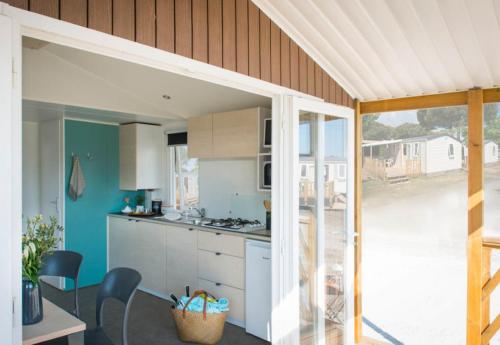 Camping du Chêne Vert - Mobil-home PREMIUM Puycelsi 2 chambes - Photo 4