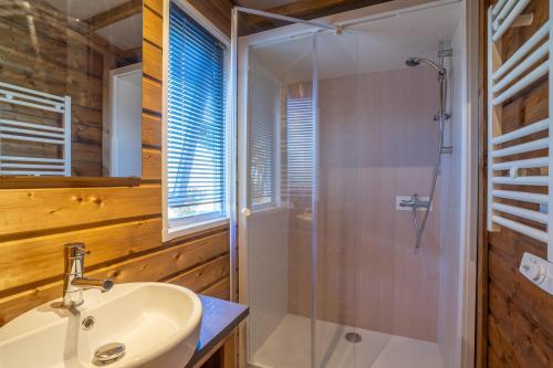 Camping Le Plô - Eco-Lodge Manyara 34 m², 2 Bedrooms, 2 Bathrooms (beds made on arrival, no extra charge) - Photo 3