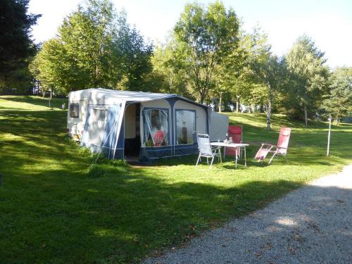 Camping Le Plô - Caravan (beds made on arrival, no extra charge) - Photo 1