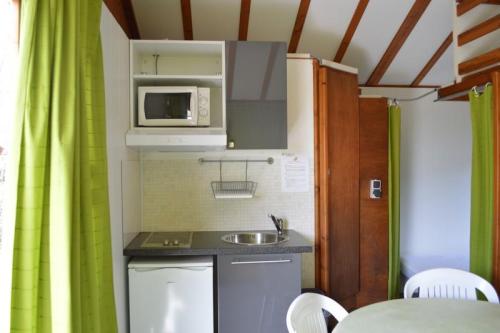 Camping Les Pommiers d'Aiguelèze - Wooden bungalow - Photo 2