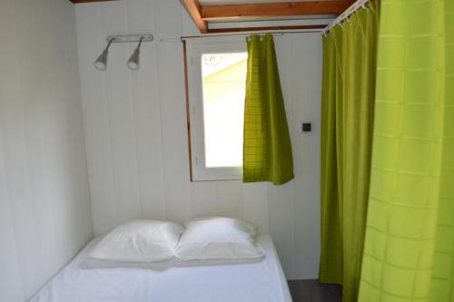 Camping Les Pommiers d'Aiguelèze - Wooden bungalow - Photo 4