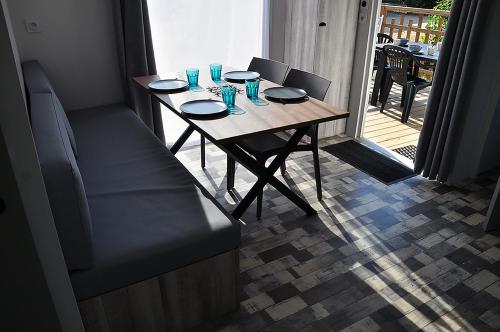 Camping Les Pommiers d'Aiguelèze - Mobilhome air-conditioned - 31 m² - 2 bedrooms - Photo 4
