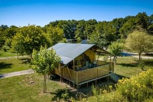 Flower Camping La Clairière - Comfort lodge tent - Photo 4