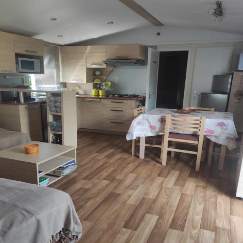 Camping La Clairière - MH 4pers confort+ 32m² 2 chambres + terrasse couverte 15m² + TV+clim - Photo 2