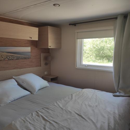 Camping La Clairière - MH 4pers confort+ 32m² 2 chambres + terrasse couverte 15m² + TV+clim - Photo 5