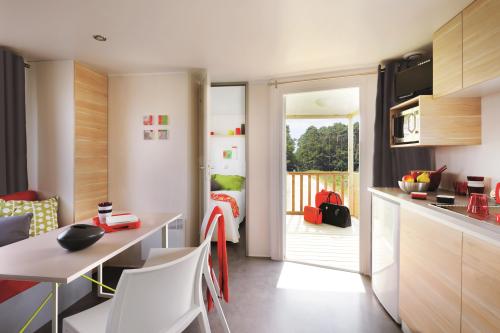 Flower Camping La Clairière - Les Pops : Mobil-home Confort + 2 bedrooms - Photo 2