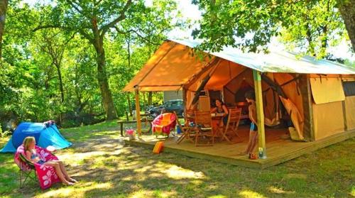 Flower Camping La Clairière - Les Cases : tent Eco 2 bedrooms (without toilet blocks) - Photo 1