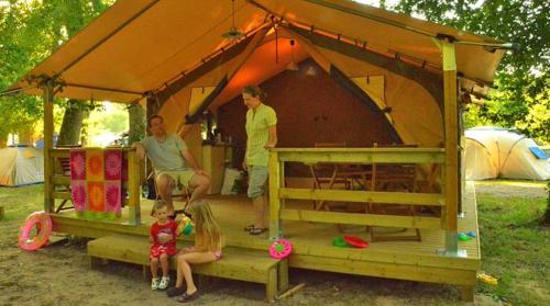 Flower Camping La Clairière - Les Cases : tent Eco 2 bedrooms (without toilet blocks) - Photo 2