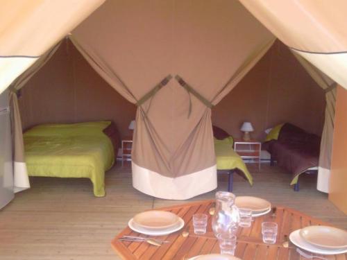 Flower Camping La Clairière - Les Cases : tent Eco 2 bedrooms (without toilet blocks) - Photo 4