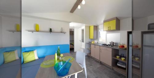 Flower Camping La Clairière - LesZens : Mobil-home Confort + 2 bedrooms (2012) - Photo 3