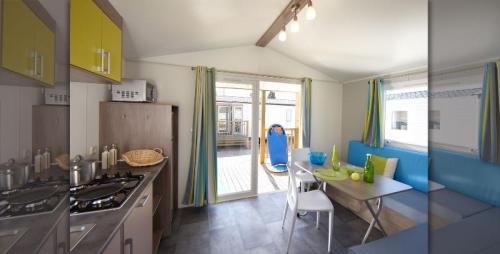 Flower Camping La Clairière - LesZens : Mobil-home Confort + 2 bedrooms (2012) - Photo 4
