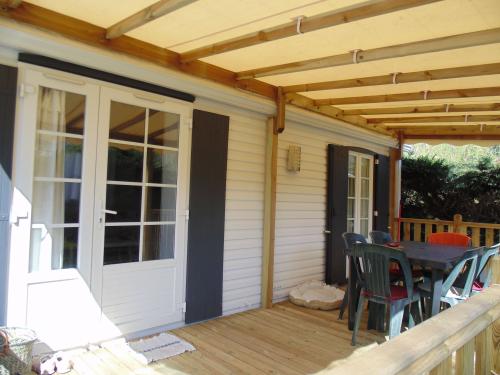 Flower Camping La Clairière - Les Economiques : Mobil-home STANDARD 2 bedrooms + covered terrace 15m² + TV - Photo 1