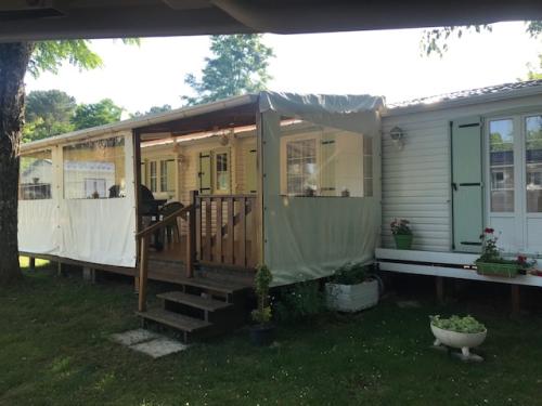 Flower Camping La Clairière - Les Economiques : Mobil-home STANDARD 2 bedrooms + covered terrace 15m² + TV - Photo 2