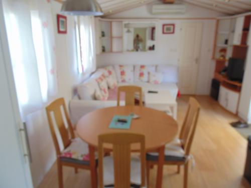 Flower Camping La Clairière - Les Economiques : Mobil-home STANDARD 2 bedrooms + covered terrace 15m² + TV - Photo 3