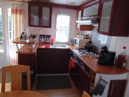 Flower Camping La Clairière - Les Economiques : Mobil-home STANDARD 2 bedrooms + covered terrace 15m² + TV - Photo 4
