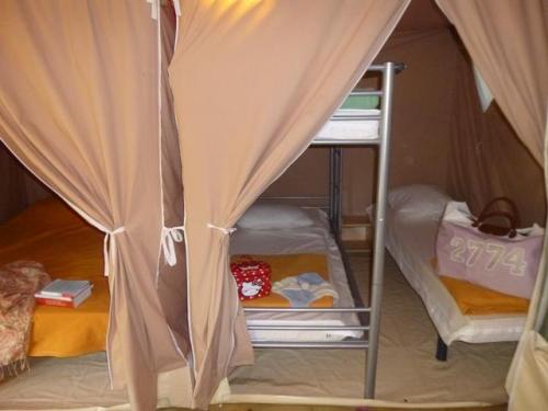 Camping Le Mouretou - Canvas bungalow 20 m² / 2 bedrooms - without toilet blocks - Photo 3