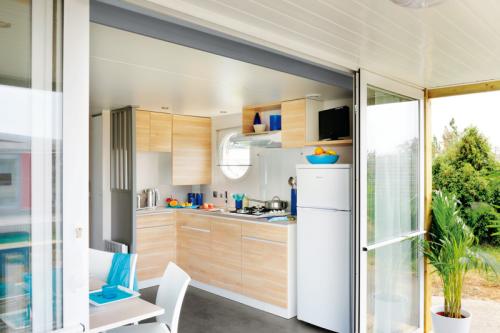 Flower Camping Du Lac De Thésauque - Mobile-home Confort 33m² 2 bedrooms + air-conditioning + TV + Dishwasher + sheltered terrace - Photo 3