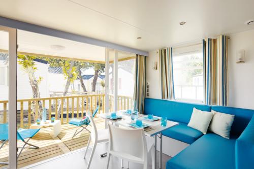 Flower Camping Du Lac De Thésauque - Mobile-home Confort 33m² 2 bedrooms + air-conditioning + TV + Dishwasher + sheltered terrace - Photo 4