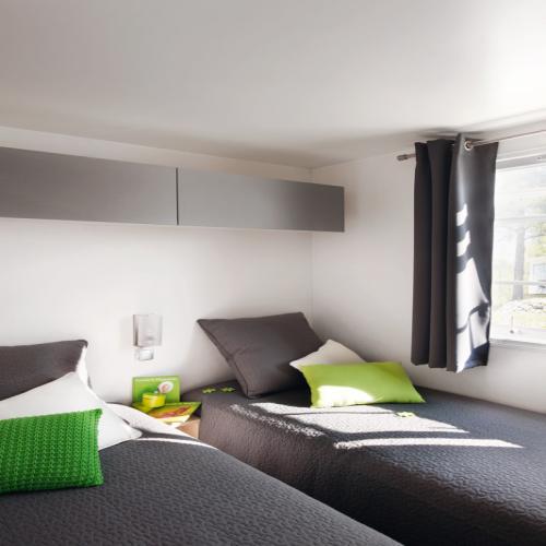 Flower Camping Du Lac De Thésauque - Mobile-home Confort 33m² 2 bedrooms + air-conditioning + TV + Dishwasher + sheltered terrace - Photo 5