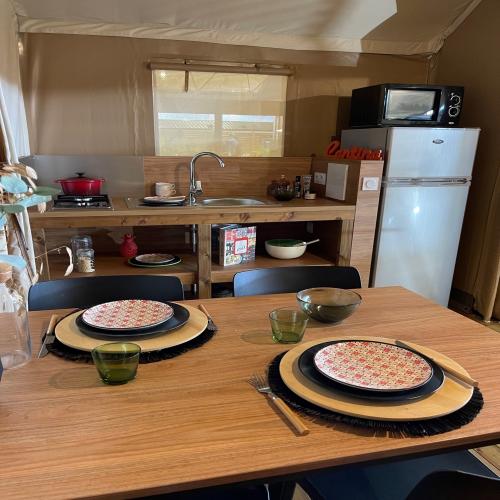 Flower Camping Du Lac De Thésauque - Wood Lodge 26m² (3ch.-6pers.) + Terrasse (Avec sanitaires) - Photo 2