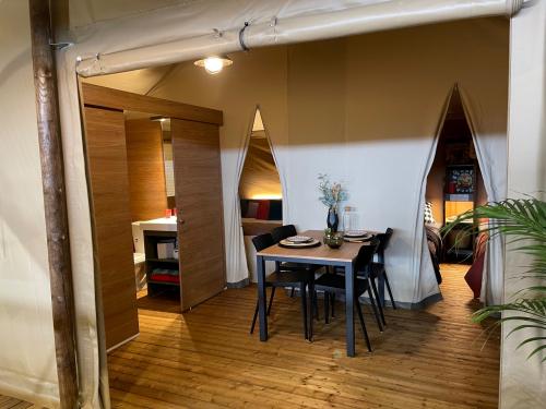 Flower Camping Du Lac De Thésauque - Wood Lodge 26m² (3ch.-6pers.) + Terrasse (Avec sanitaires) - Photo 3