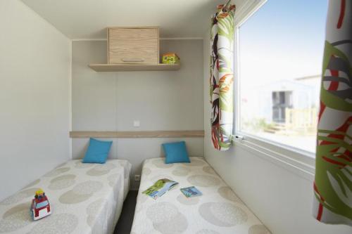 Camping du PIGEONNIER - Mobil-home Trigano LUXE 31 m2 ( 3 bedroom ) + half covered terrace - Photo 3