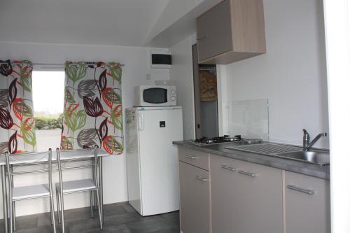 Camping du PIGEONNIER - COTTAGE TRIGANO BARDAGE BOIS (2 or 3 bedrooms ) 25 m2 + wooden terrace and pergola, ( 9 m2 covered ). - Photo 3