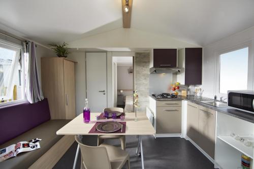 Camping du PIGEONNIER - Mobile-home TRIGANO VIP. 1 bedroom 20 m2 + 10 m2 sheltered terrace - Photo 2