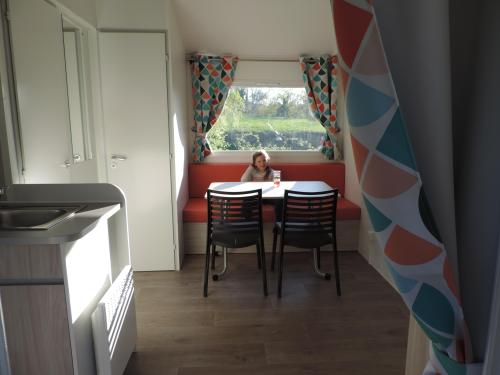 Camping du PIGEONNIER - Mobile Home ROCAMADOUR 2 bedrooms 25 m2 + sheltered terrace - Photo 3