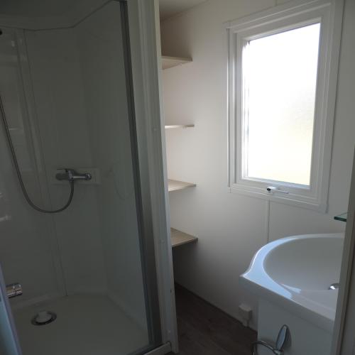 Camping du PIGEONNIER - Mobile Home ROCAMADOUR 2 bedrooms 25 m2 + sheltered terrace - Photo 6